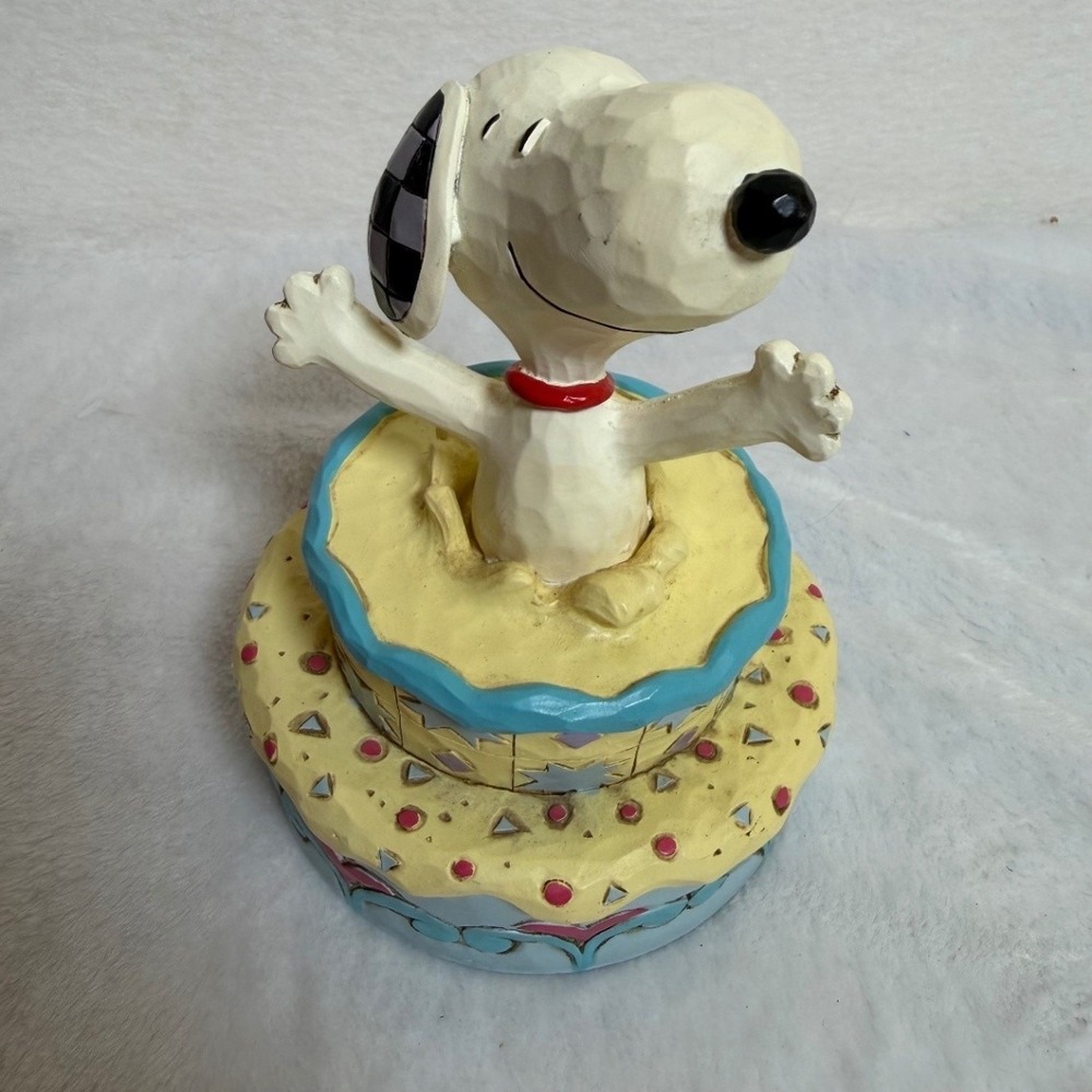 Enesco Jim Shore Peanuts Surprise Snoopy Birthday Cake Figurine 5.5 in